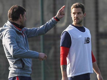 &Iacute;&ntilde;igo Mart&iacute;nez atiende al entrenador Ziganda durante su primer entrenamiento con el Athletic.