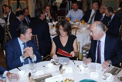 El presidente de Endesa, Borja Prado, la ministra, Teresa Ribera, y José Luis Rodrigo, director deneral de la fundación Ibercaja.

