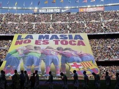 Pancarta en el Camp Nou en la que se lee "La Masia no se toca".