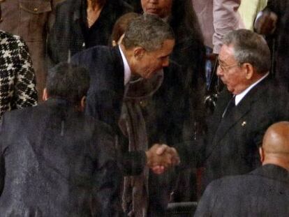 Castro e Obama apertam as mãos na África do Sul.
