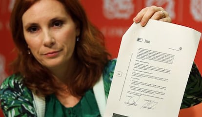 La socialista Eva Martínez mostró este lunes documentos de la compra de Valmor durante una conferencia de prensa en las Cortes Valencianas.