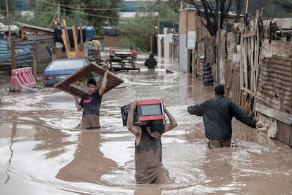 Vecinos de la región de Atacama tratan de poner a salvo algunas de sus pertenencias por el temporal que azota a Chile y que ha causado el desborde del río Copiapó, este miércoles.