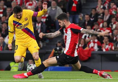 Messi y Unai Núñez luchan por el balón.