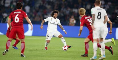 El lateral izquierdo del Real Madrid Marcelo Vieira (c) controla el esférico durante la semifinal del Mundial de Clubes disputada entre el Real Madrid y el Kashima Antlers japonés en el Zayed Sports City Stadium de Abu Dabi (Emiratos Árabes Unidos).