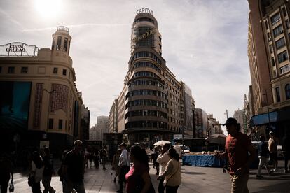 Varias personas pasean por Gran Vía y la plaza de Callao, el lunes en Madrid.