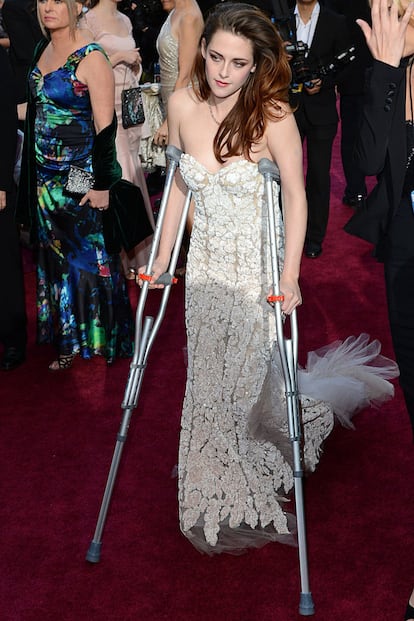 Kristen Stewart fue la sorpresa en la pasada edición de los Oscar al posar y desfilar por la alfombra roja ayudada de un par de muletas. Esto si es tener 'mala pata'.