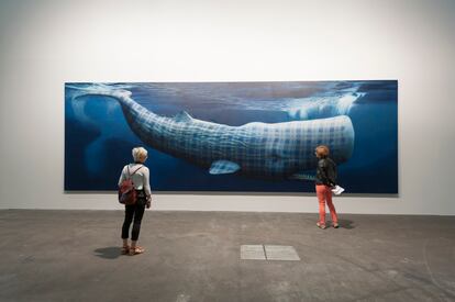 Visitantes aprecian la pintura Moby Dick del artista Sean Landers durante la Art Basel de Basilea, en Suiza.