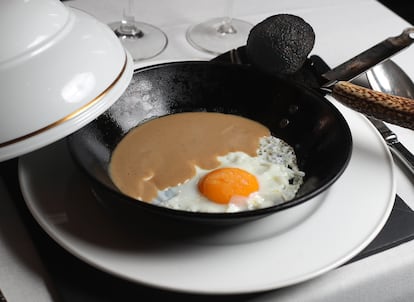  Plato de huevos trufados, un clásico del chef Abraham García en su restaurante Viridiana, en Madrid. 