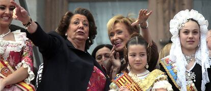 La ya ex vicepresidenta es diputada por Valencia. En esta imagen de 2010, junto a al alcaldesa de la capital durante las Fallas. De la Vega fue abucheada.