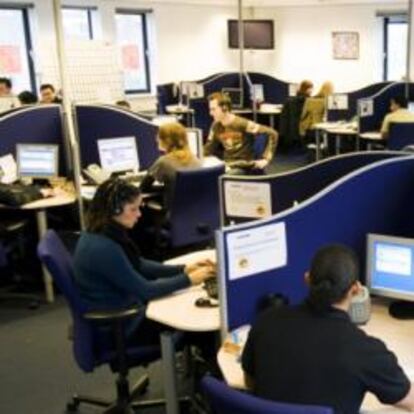 Imagen de trabajadores de una empresa de telemarketing.