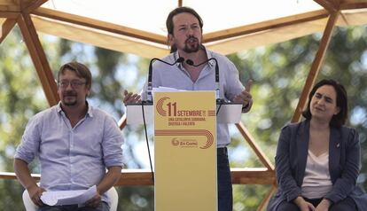 Domènech, Iglesias y Colau, durante la Diada de 2017.