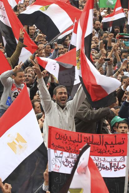 Miles de egipcios se manifiestan contra la Junta Militar en la plaza de Tahrir, en El Cairo.
