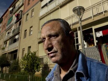 Mohamed Aziz, desahuciado cuyo caso ha llegado al Tribunal de Justicia de la UE, frente a su actual vivienda, en Martorell. 