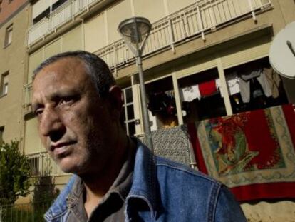 Mohamed Aziz, desahuciado cuyo caso ha llegado al Tribunal de Justicia de la UE, frente a su actual vivienda, en Martorell. 