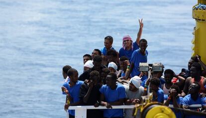 Decenas de migrantes a bordo del Aquarius