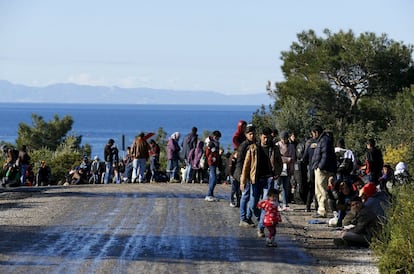 Refugiados sirios caminan por la ciudad turca de Dikili, enl a ocsta, el 5 de marzo.