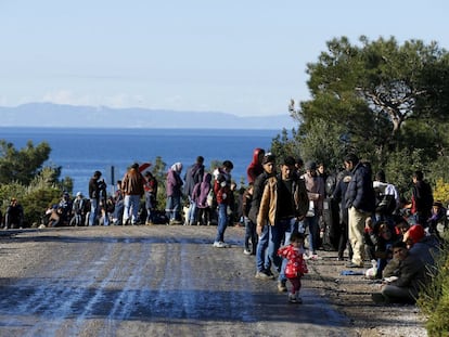 Refugiados sirios caminan por la ciudad turca de Dikili, enl a ocsta, el 5 de marzo. 