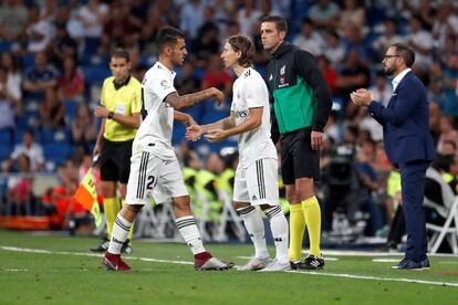 Luka Modric entra por Dani Ceballos en el partido contra el Getafe. 