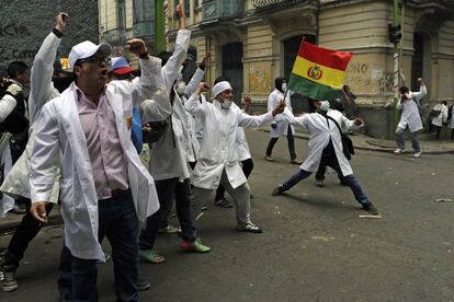 Estudiantes de medicina protestan con el cambio del C&oacute;digo Penal, este martes, en La Paz.