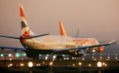 Aviones de Easyjet y British Airways en el aeropuerto londinense de Heathrow. 