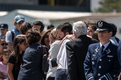 El presidente Gabriel Boric abraza a Cecilia Morel en el momento en que los restos de Sebastián Piñera llegan a Santiago, en febrero de 2024.

