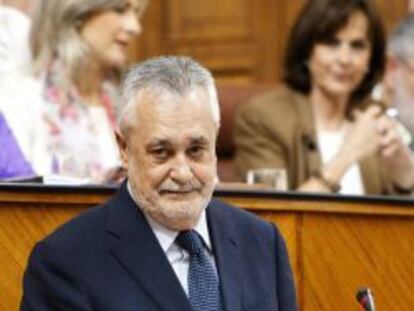 El presidente de la Junta de Andaluc&iacute;a, Jos&eacute; Antonio Gri&ntilde;&aacute;n, durante su comparecencia a petici&oacute;n propia, hoy en el Parlamento andaluz.