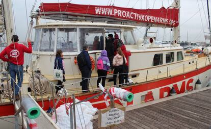 Alumnos del Instituto Ramon Llull visitan el buque 'Astral' de Proactiva Open Arms.