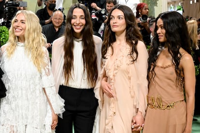 Sienna Miller, Chemena Kamali, Emma Mackey y Zoe Saldana en la Gala MET.