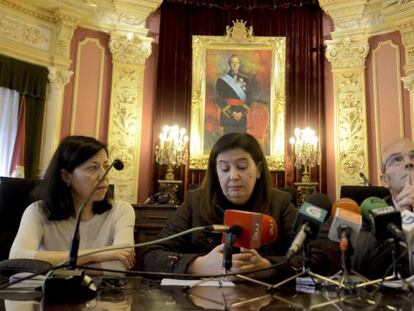 La teniente de alcalde de Ourense, Marga Martín (centro), ayer tras conocer su imputación