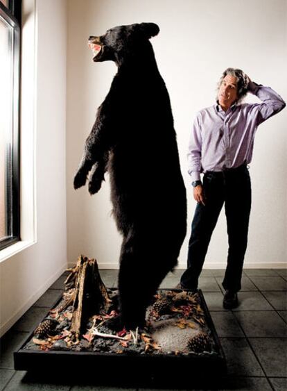 El presidente de Fleckenstein Capital, W. Fleckenstein, posa junto a un oso en su oficina de Seattle.