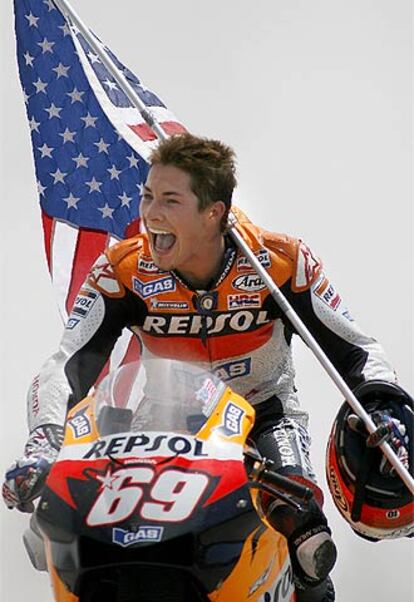 Nicky Hayden celebra un triunfo.