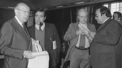Enrique Tierno Galván, Luis Gómez Llorente, José Pedro Pérez Llorca y Gregorio Peces-Barba (de izquierda a derecha), en 1978.