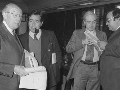 Enrique Tierno Galv&aacute;n, Luis G&oacute;mez Llorente, Jos&eacute; Pedro P&eacute;rez Llorca y Gregorio Peces-Barba (de izquierda a derecha), en 1978.