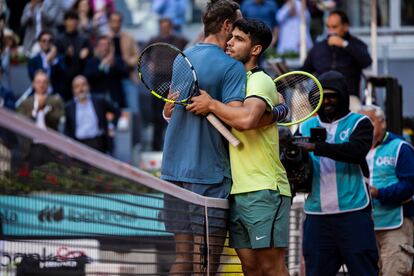 Alcaraz abraza a Struff, tras el partido de octavos de final del Mutua Madrid Open.