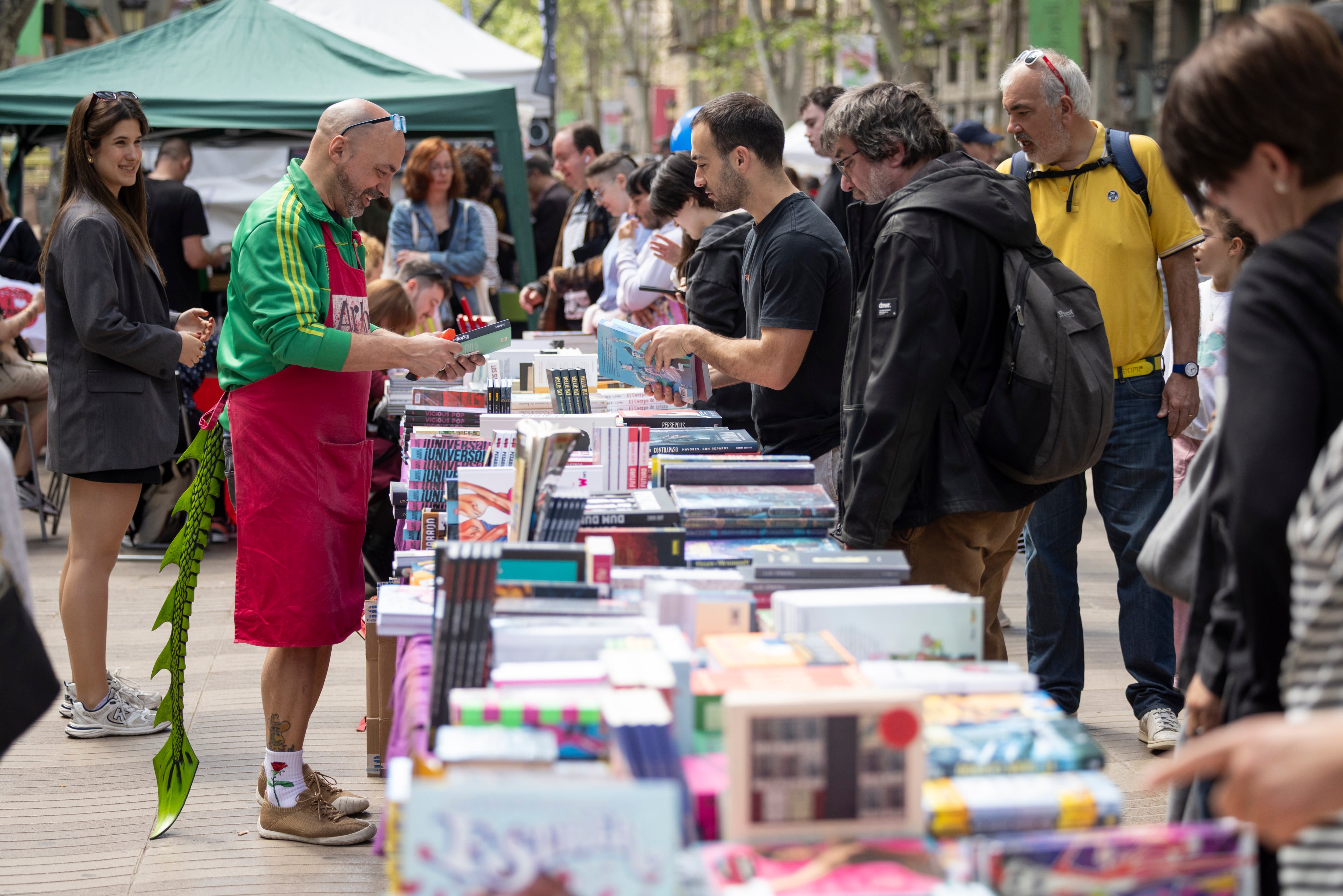Ambiente en las Ramblas el pasado Sant Jordi. 