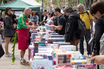 La gente mira los libros a la venta en la feria de Sant Jordi.