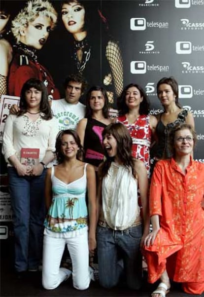 Chus Gutiérrez, la cuarta por la izquierda en la segunda fila, con algunos de los actores del filme.