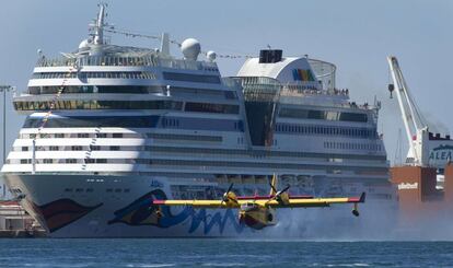 Un hidroavión planea para recoger agua en el puerto de Palma de Mallorca.