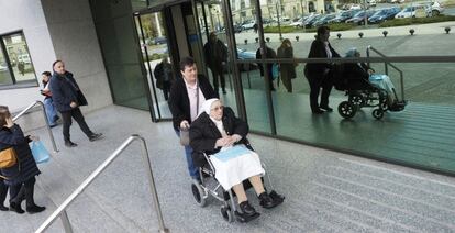 Carmen Vázquez Lamela sale en silla de ruedas de los juzgados de Lugo.
