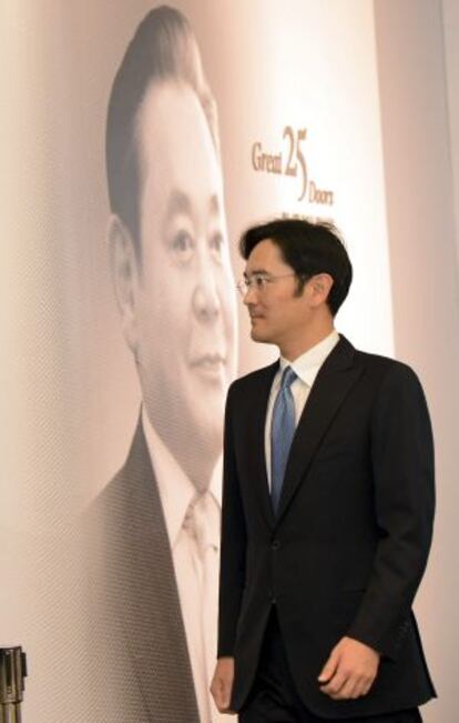 Lee Jae-yong, único filho homem de Lee Kun-hee e herdeiro do seu império, diante um retrato do seu pai.