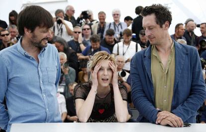 El director Ulrich Kohler (i) con los actores Elena Radonicich y Hans Low, durante la presentación de la película 'In My Room', el 17 de mayo de 2018.