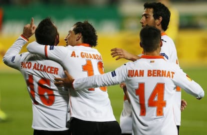 Los jugadores del Valencia abrazan a Alcácer, autor del primer gol del Valencia en Krasnodar.