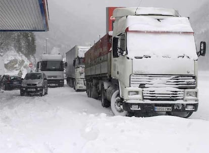 Veinte puertos de montaña han sido cerrados por la nieve, que afecta principalmente a las comunidades del norte de la península. De los altos cerrados al tráfico sólo uno, el de Urquiaga, en Navarra, es de la red principal. En otros 39 puertos es necesario el uso de cadenas. En la imagen,
varios caminos permanecen aparacos en la N-330, en el Pirineo oscense.