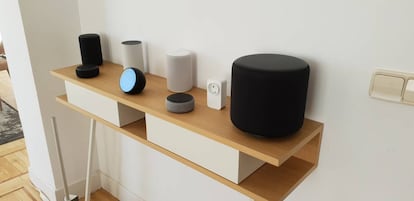 Amazon lanza en Espa&ntilde;a cinco altavoces, cuatro con la inteligencia de Alexa, y un enchufe inteligente.