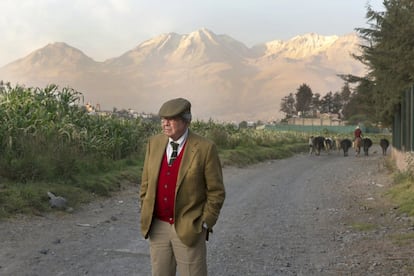 El peruano Alfredo Bryce Echenique, autor de 'Un mundo para Julius', posa a las afueras de la ciudad blanca, con los nevados al fondo, durante el Hay Festival de Arequipa en 2016.