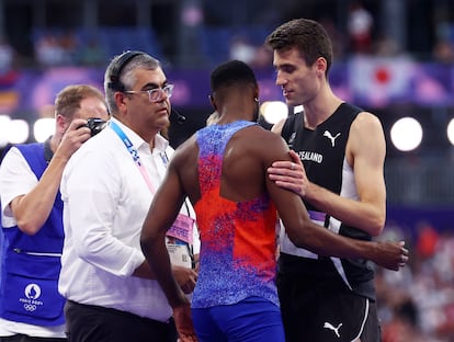 El neozelandés Hamish Kerr (derecha) habla con el estadounidense Shelby McEwen durante la final de salto de altura.