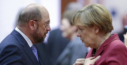 Los candidatos del SPD, Martin Schulz, y de la CDU, Angela Merkel, a las pr&oacute;ximas elecciones alemanas, en Bruselas en octubre de 2014. 