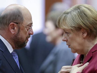 Los candidatos del SPD, Martin Schulz, y de la CDU, Angela Merkel, a las pr&oacute;ximas elecciones alemanas, en Bruselas en octubre de 2014. 