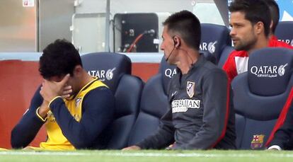Diego Costa llora en el banquillo tras salir del campo por lesión.