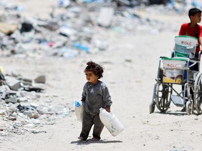 Una niña palestina con botellas para ir a recoger agua, este miércoles en Khan Younis, en el sur de la franja de Gaza.